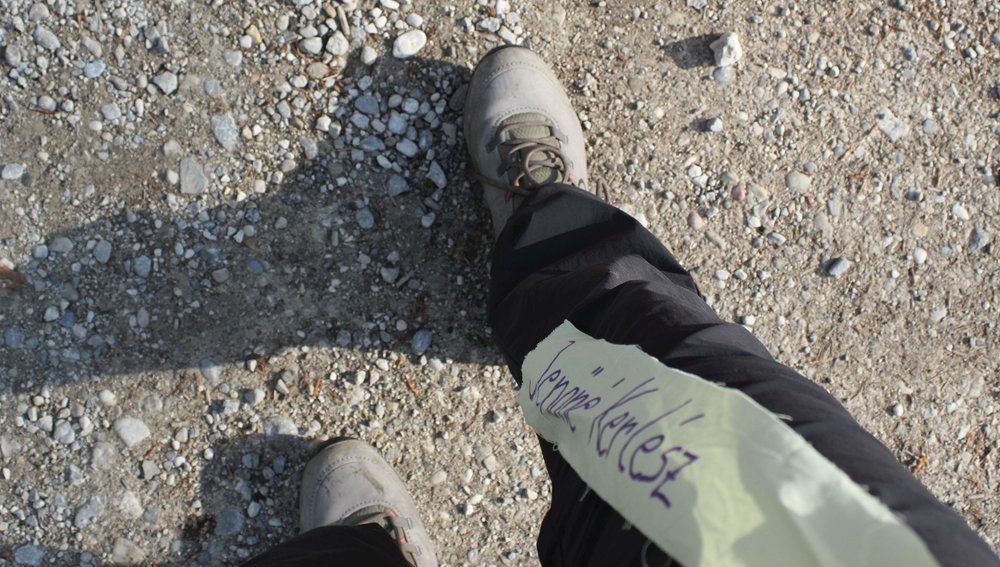 Aufgeklebtes Namensband bei Gedenkveranstaltung an Opfer der NS-Todesmärsche in Gunskirchen