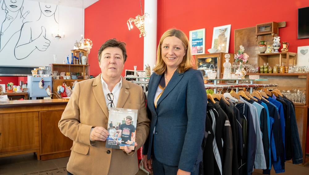 Caritasdirektorin Nora Tödtling-Musenbichler und Caritas-Steiermark-Vizedirektorin Petra Prattes mit Wirkungsbericht 2024