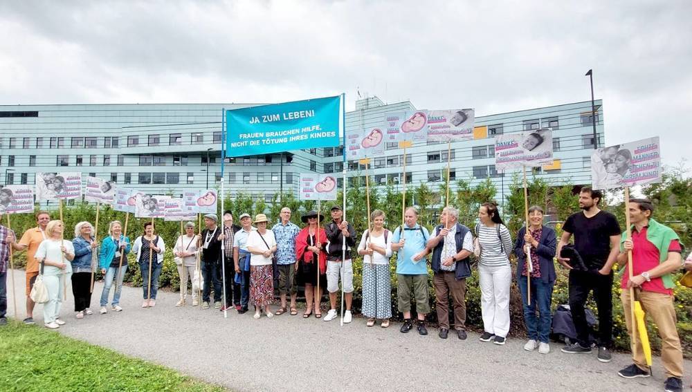 Mahnwache vor dem LKH Bregenz