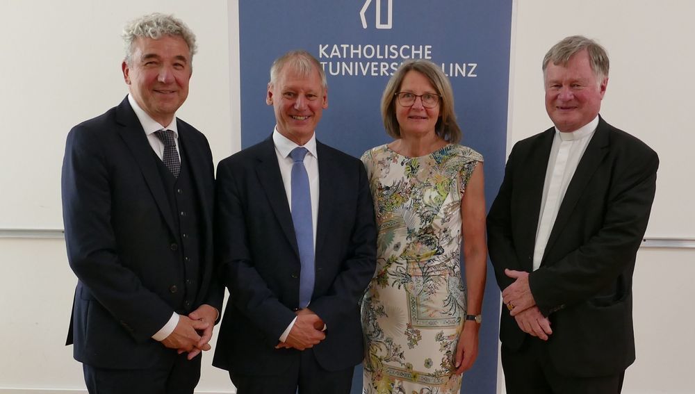 Verabschiedung am 24. Juni 2025 an der Katholischen Privat-Universität Linz - v.l.: Rektor Prof. Michael Fuchs, Prof. Franz Gruber, Brigitte Gruber-Aichberger, Bischof Manfred Scheuer