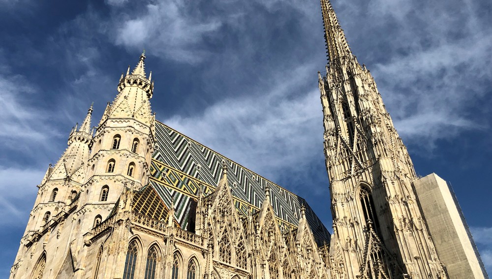 Der Wiener Stephansdom im Abendlicht vom Stock im Eisen-Platz aus