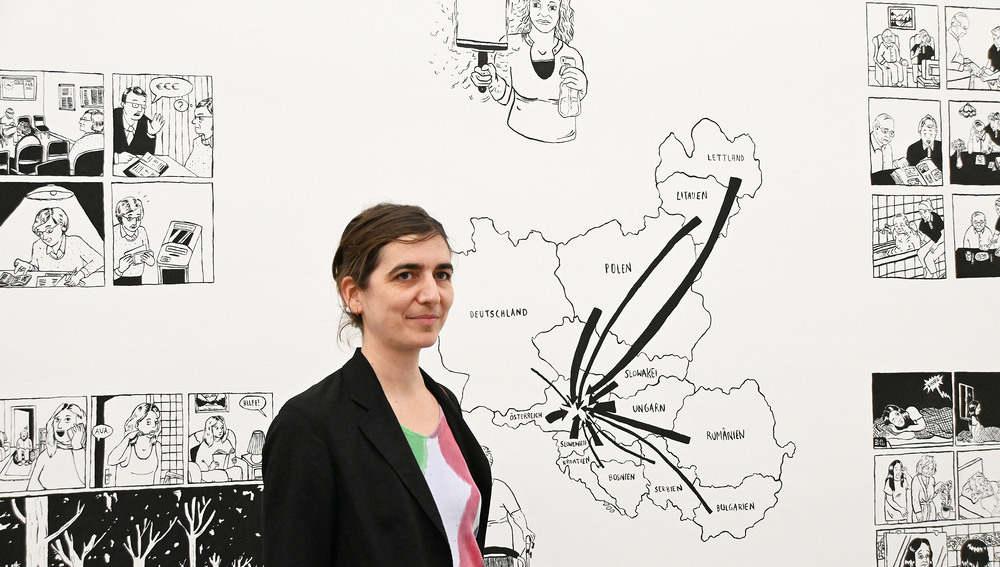 Cartoon-Künstlerin Tine Fetz mit ihrem Werk 'Hilfslinien' im Wiener Dommuseum