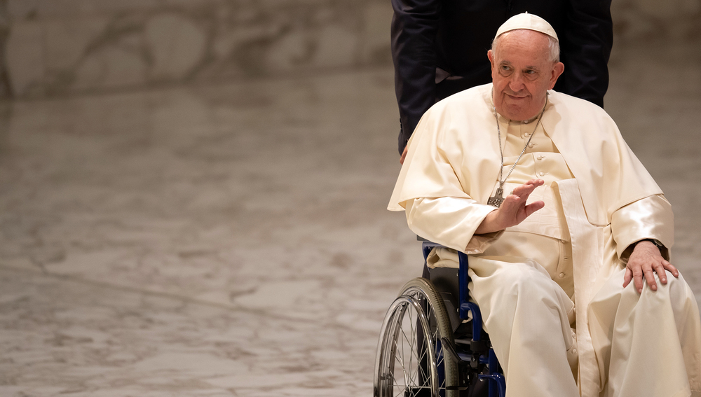 Papst Franziskus im Rollstuhl