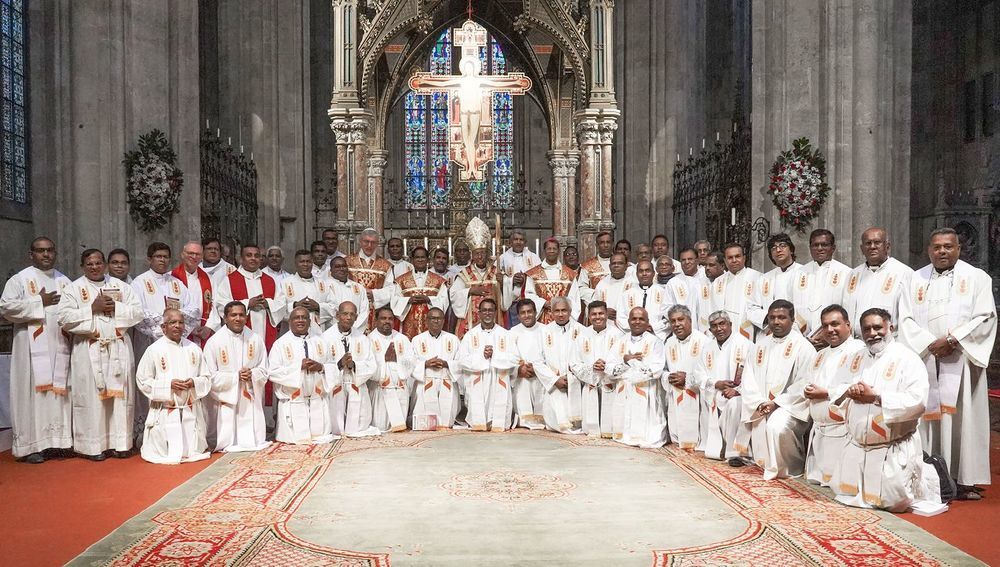 Priestergruppe mit Kardinal Ranjith in Stif Heiligenkreuz