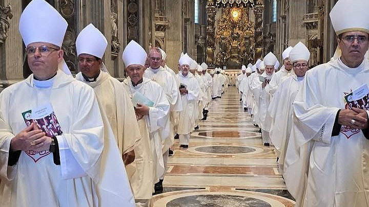 Bischöfe im Petersdom