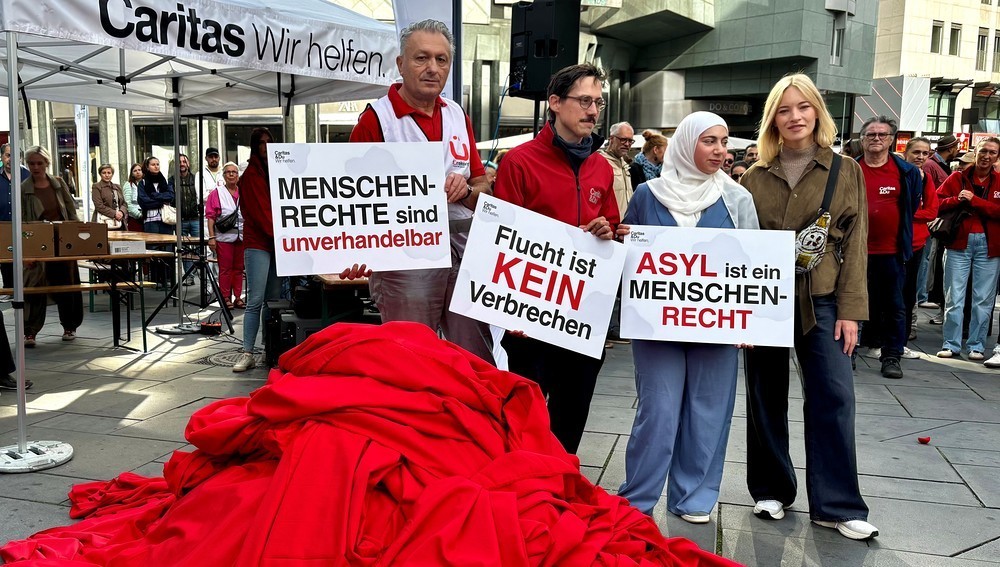 Caritas, Freiwillige und Schauspielerin Valerie Huber bildeten 'Rote Linie für Menschlichkeit'