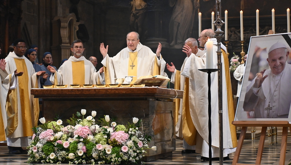 Kardinal Schönborn feiert kleines Requiem für Papst Franziskus im Stephansdom am Ostermontag
