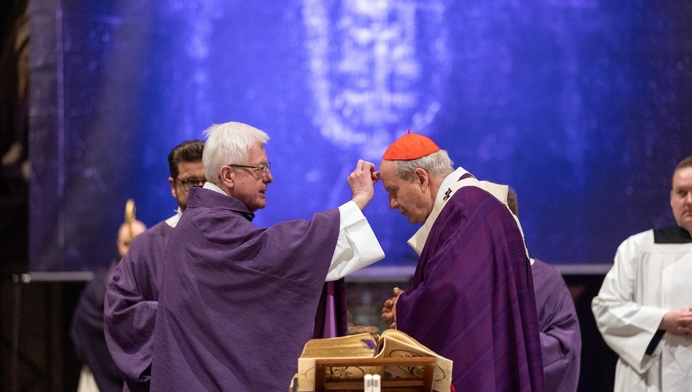 Kardinal Schönborn empfängt das Aschenkreuz am Aschermittwoch