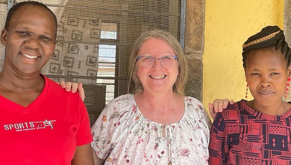 Gillian Woltron mit Mitarbeiterinnen der Diözese Lodwar