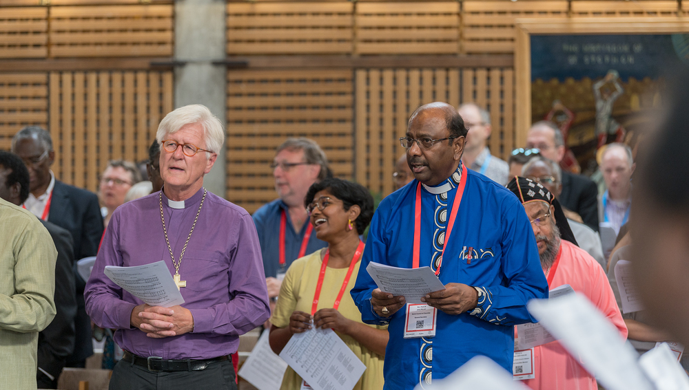ÖRK-Zentralmoderator Heinrich Bedford-Strohm (l.) und Generalsekretär Jerry Pillay bei Gebet in der Kapelle des ÖRK-Zentrums in Genf