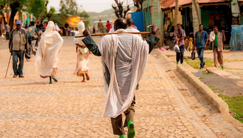 Menschen in Aksum in der Region Tigray