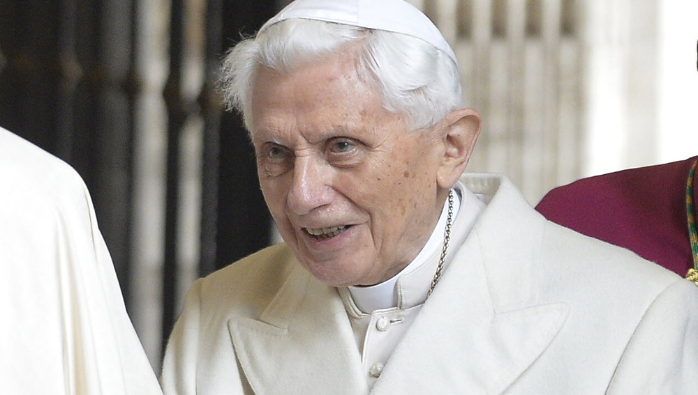 Eröffnung des Heiligen Jahres der Barmherzigkeit durch Papst Franziskus am 8. Dezember 2015 im Vatikan. Bild:  Bild: Papst Franziskus begrüßt den emeritierten Papst Benedikt XVI. vor der Öffnung der Heiligen Pforte.