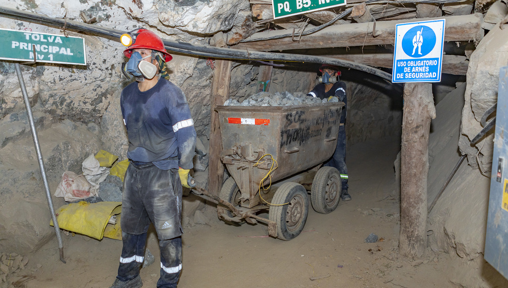 Goldabbau/Transport aus Mine