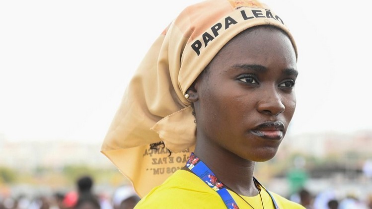 Frau trägt Tuch mit Aufschrift 'Papa Leao' bei Messe mit Papst Leo in Angola
