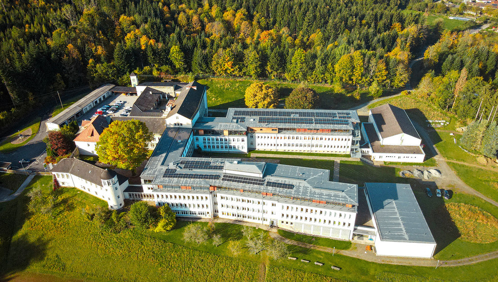Kirchliches Gymnasium Sachsenbrunn mit neuer Photovoltaik-Anlage
