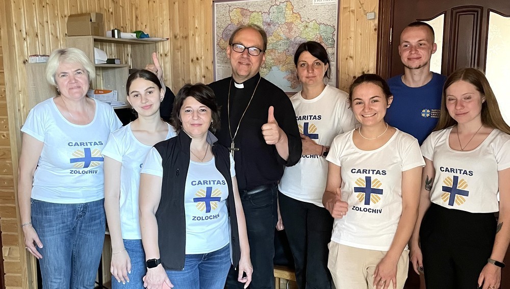 Bischof Glettler mit Mitarbeiterinnen eines pfarrlichen Sozialzentrums der Caritas Ukraine in der Nähe von Lviv