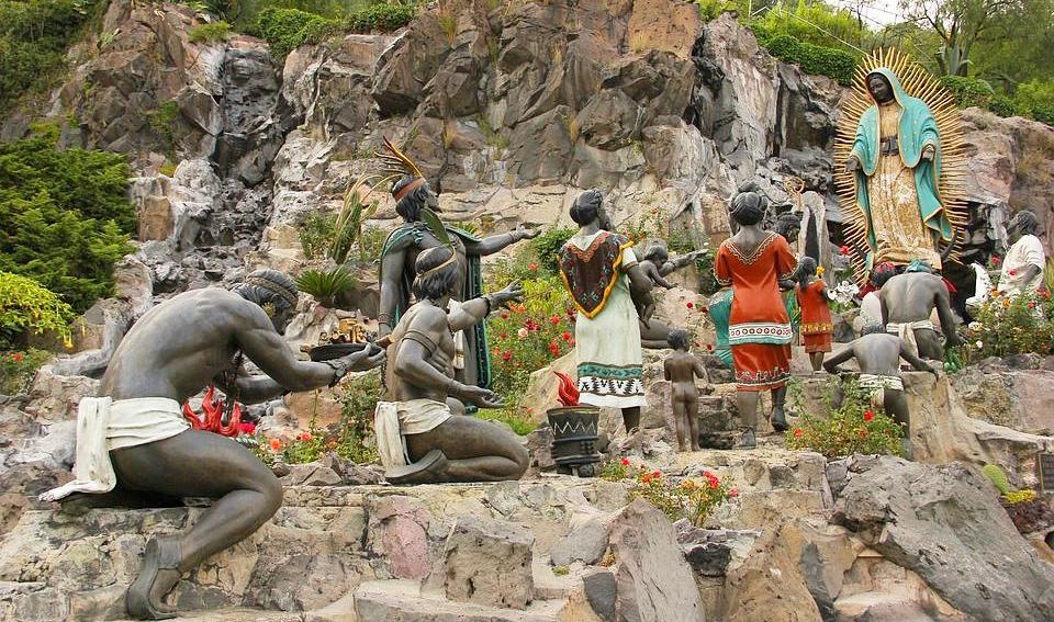 Figurengruppe der Jungfrau von Guadalupe mit Indigenen auf dem Tepeyac-Hügel