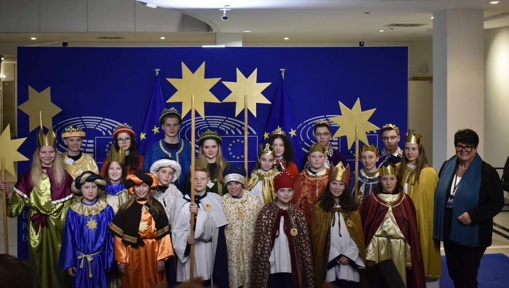 Sternsingerinnen und Sternsinger aus sechs Ländern im EU-Parlament bei Vizepräsidentin Sabine Verheyen