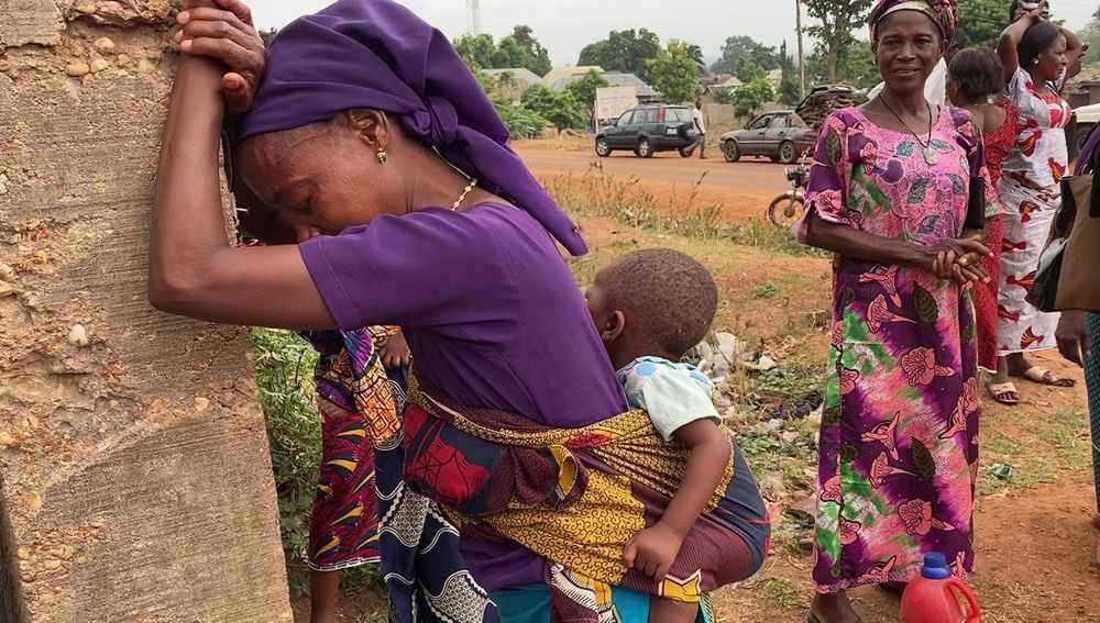 Mutter mit Kind in Nigeria nach Fulani-Angriff 