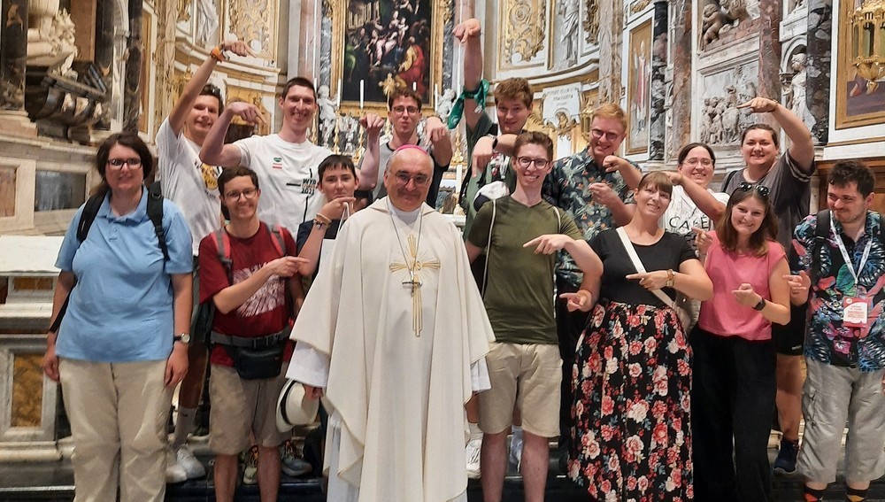 Bischof Krautwaschl mit einer Gruppe steirischer Pilgerinnen und Pilger