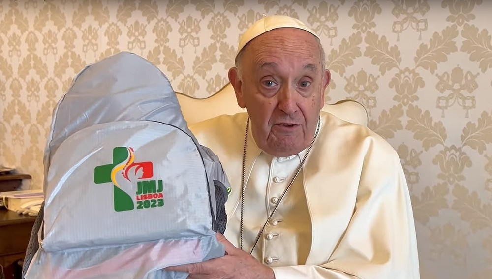 Papst Franziskus mit Pilger-Rucksack für Weltjugendtag