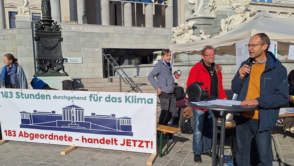 Aktion „183 Stunden durchgehend für das Klima“ vor dem Parlament in Wien