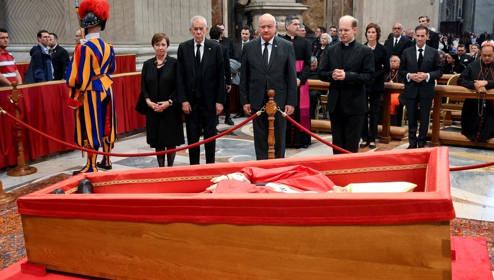 Bundespräsident Alexander Van der Bellen mit Gattin Doris Schmidauer und Bundeskanzler Christian Stocker am Sarg von Papst Franziskus im Petersdom