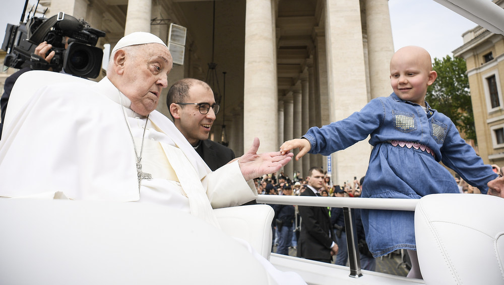 Papst Franziskus begrüßt Kind am Petersplatz am Ostersonntag 2025