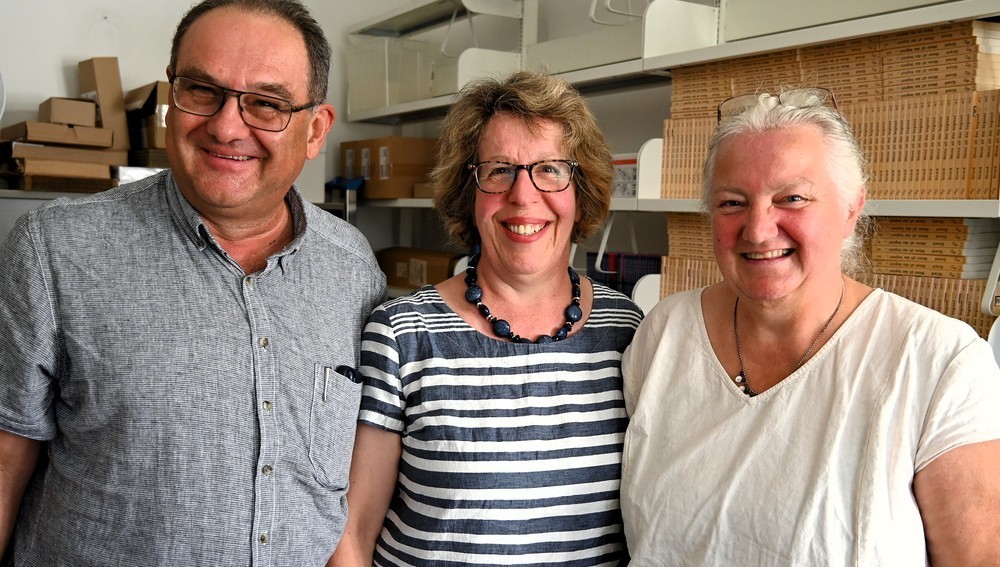 Drei ReferentInnen am Rande eines Podcast-Gesprächs am 4. September 2023 in Innsbruck - v.l.: Prof. Nikolaus Wandinger (Uni Innsbruck), Prof. Angelika Walser (Uni Salzburg), Prof. Gertraud Ladner (Uni Innsbruck)