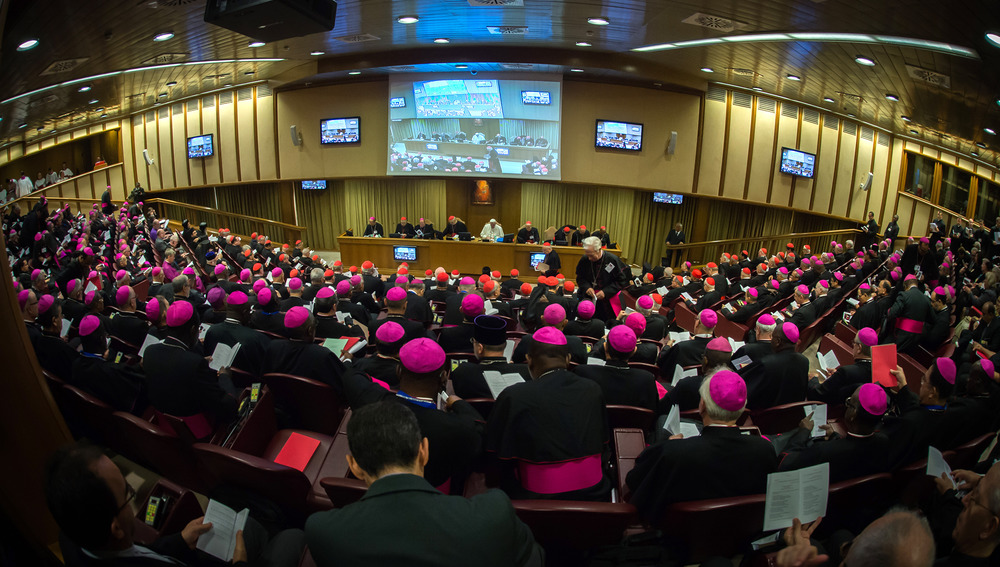 Papst und Bischöfe in der Synodenaula