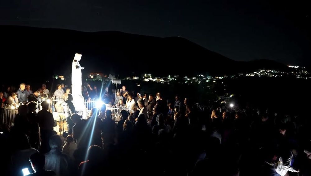 Menschen beten bei Marienstatue auf Erscheinungshügel Podbrdo in Medjugorje