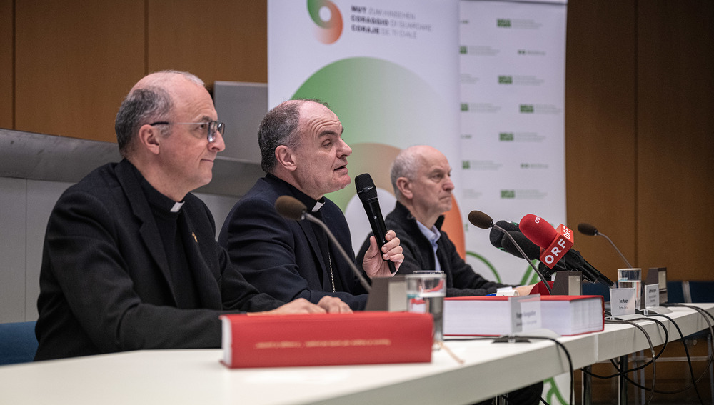 Pressekonferenz zur Südtiroler Missbrauchsstudie mit Bischof Muser (MItte), Generalvikar Eugen Runggaldier (l.), Gottfried Ugolini (r.) am 24.1.2025 in Bozen