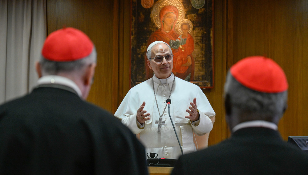 Papst Leo XIV. spricht mit Kardinälen in der Synodenaula