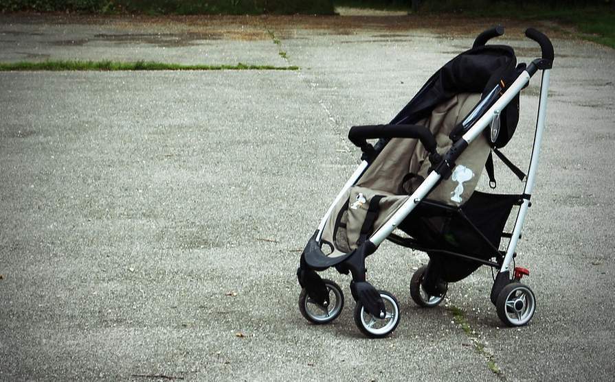 Leerer Kinderbuggy