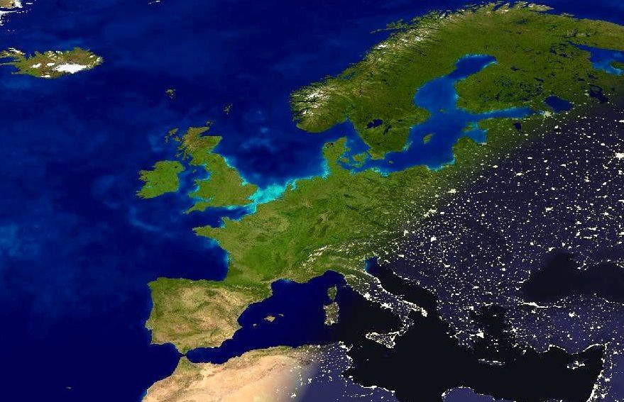 Europa bei Sonnenuntergang aus dem All (Fotomontage)