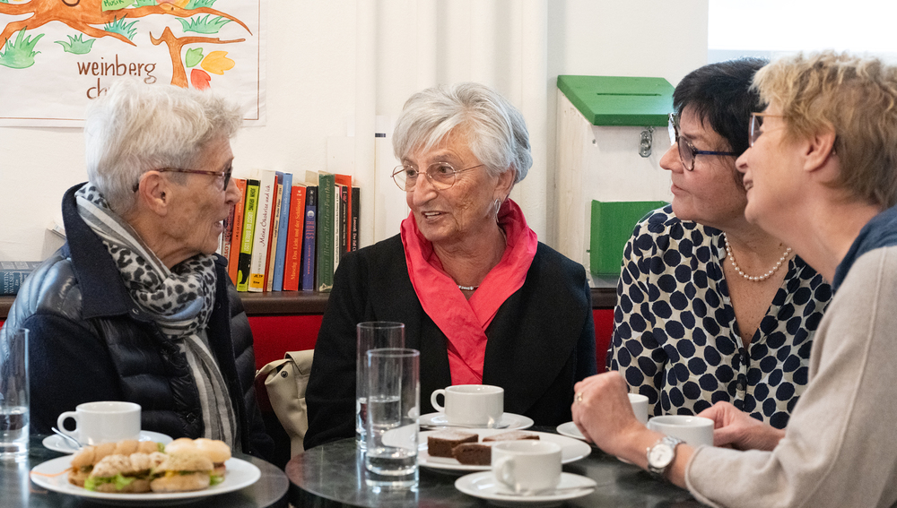 Angehörige tauschen sich beim Café Zeitreise aus