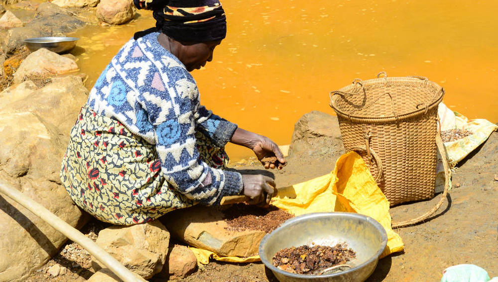 Arbeiterin wäscht in einer Mine im Osten des Kongo Erze aus