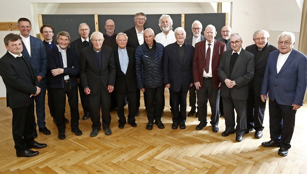 Die diesjährigen Priesterjubilare mit Bischof Marketz und Priesterrats-Vorsitzendem Peter Allmaier in St. Georgen/Längsee