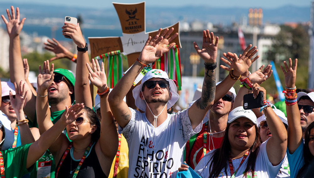 Jugendliche singen und tanzen im Parque Eduardo VII vor der Eröffnungsmesse des WJT in Lissabon (Portugal) am 1. August 2023.