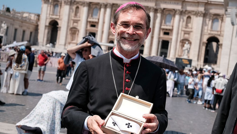 Erzbischof Josef Grünwidl mit dem Pallium auf dem Petersplatz in Rom