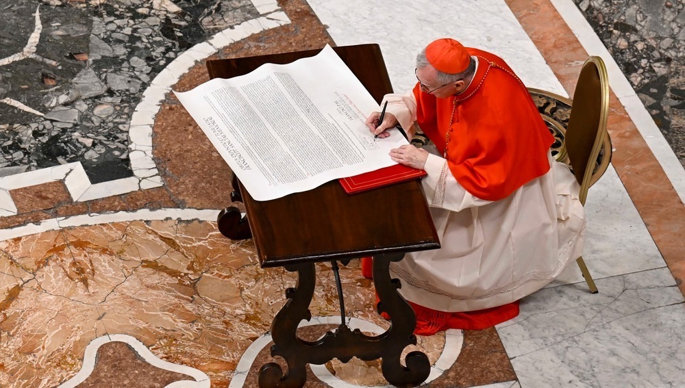 Kardinal Parolin bezeugt mit Unterschrift Rogitum (Pontifikats-Urkunde) für Papst Franziskus, am 25.4.2025 im Petersdom