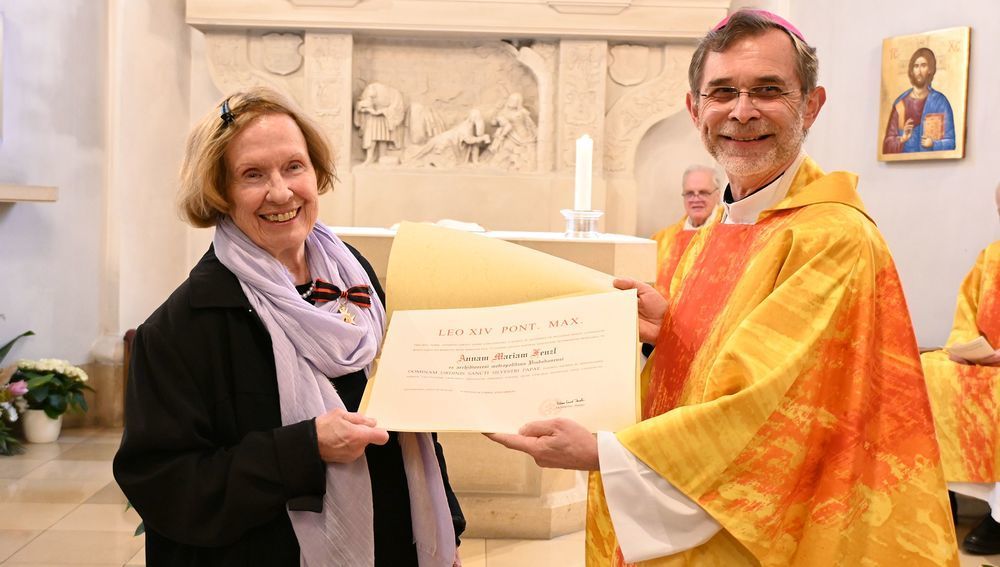Erzbischof Grünwidl überreicht Annemarie Fenzl den päpstlichen Silvesterorden