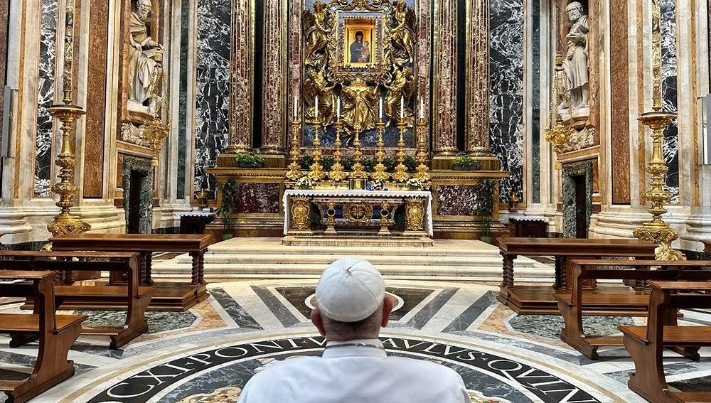Papst betet vor Ikone 'Salus populi romani' in der Kirche Santa Maria Maggiore