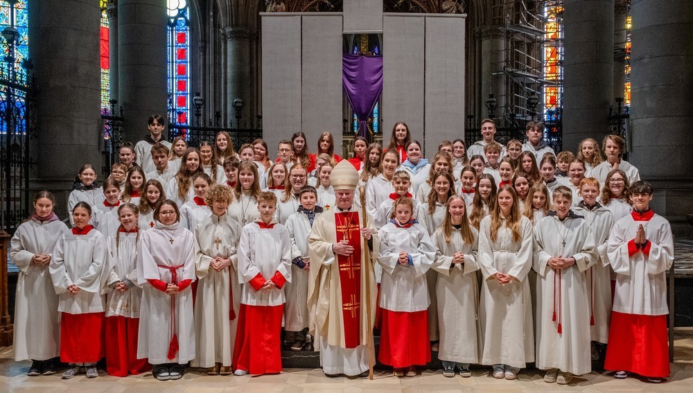 Ölweihmesse mit 70 Jugendlichen im Mariendom Linz