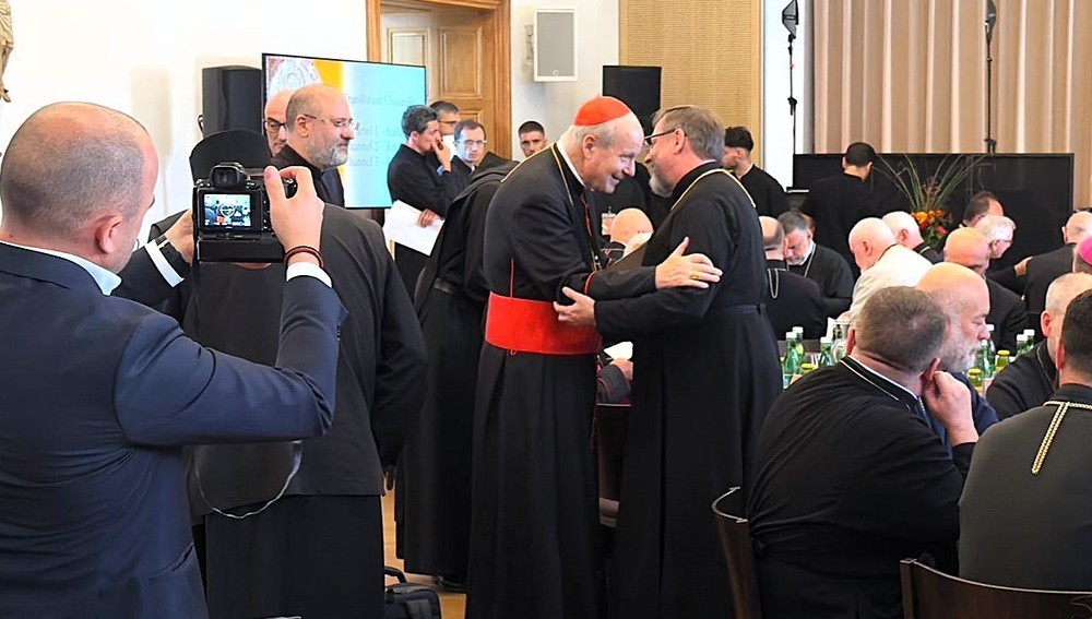 Kardinal Christoph Schönborn begrüßt Großerzbischof Swjatoslaw Schewtschuk, Oberhaupt der Ukrainischen Griechisch-katholischen Kirche, bei der Vollversammlung der Bischöfe der katholischen Ostkirchen Europas am 9. September 2025 in Wien