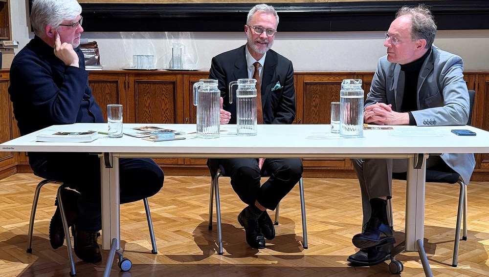 Veranstaltung am 6. Mai 2025 in Wien - v.l.: Künstlerseelsorger Georg Maria Roers, Maler Michael Triegel, Prof. Jan-Heiner Tück