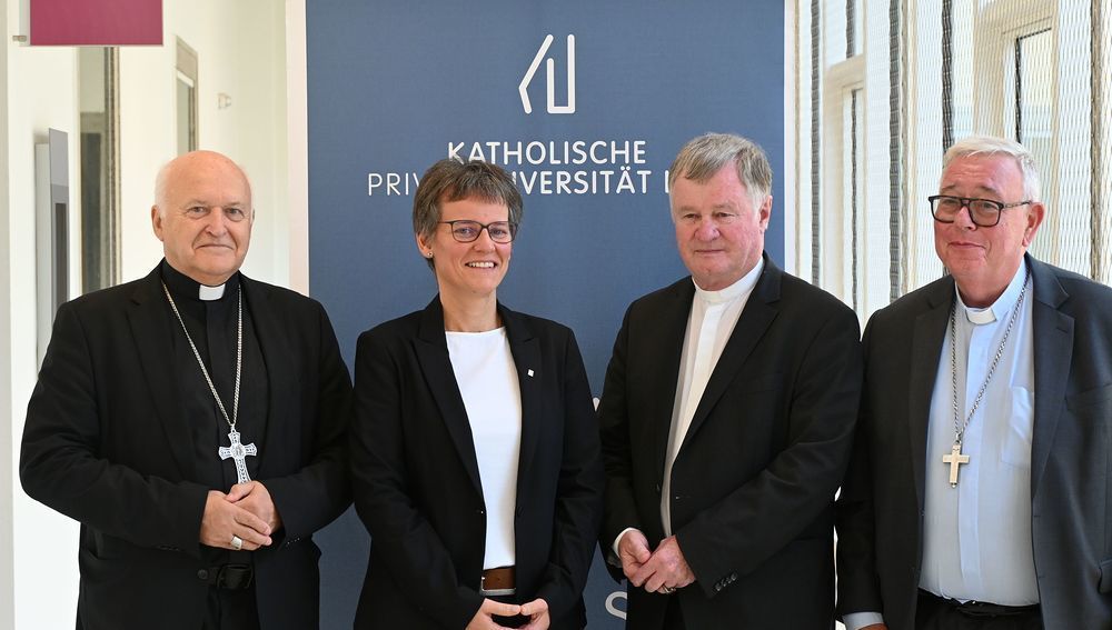 Kardinal Nemet, Prof. Klara Csiszar, Bischof Scheuer, Kardinal Hollerich (v.l.)