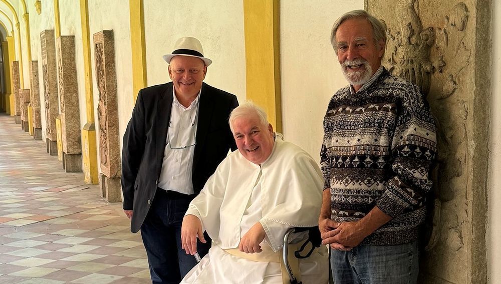 Regisseur Hermann Weiskopf, Prämonstratenser Martin Riederer und Gereons Neffe Hubert Außerlechner im Stift Wilten