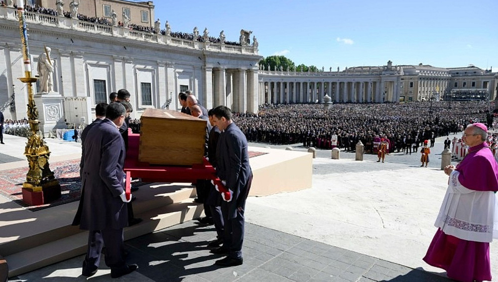 Totenmesse für Papst Franziskus auf dem Petersplatz