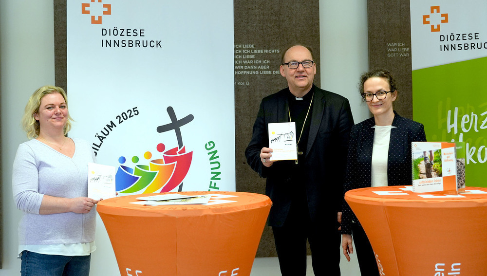 Koordinatorin Natalie Margreiter, Bischof Hermann Glettler und Prof. Michaela Quast-Neulinger